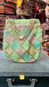 Cheques bordados tradicionales Potli de seda con asa de perla Forro de algodón Boda Fiesta de noche Bolsa de uso étnico - Product Image 2