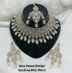 Collier ras de cou en cristal de zircon cubique magnifique et époustouflant plaqué or antique avec boucles d'oreilles pour femmes - Product Image 4