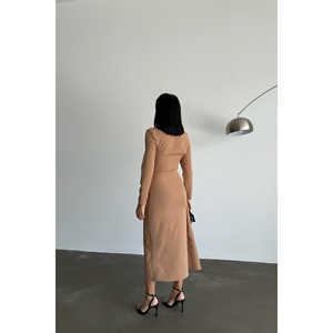 Vestido de Noche Beige con Detalle de Broche Estilo Envolvente - Product Image 2