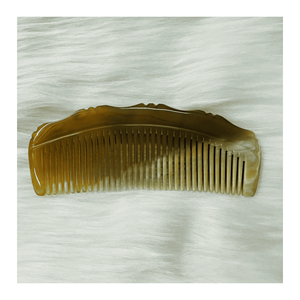 Peigne en corne de buffle fait à la main pour des cheveux sans nœuds, idéal pour un usage quotidien et les stylistes professionnels - Product Image 2