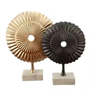 Sculpture en métal doré de luxe avec base en marbre massif, figurine de table de designer moderne, accent unique et remarquable - Product Image 3