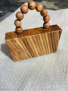 Plateau triangulaire en bois massif poli fait à la main avec gravure sur le thème bouddhiste, décoration écologique pour la maison en provenance d'Inde - Product Image 2