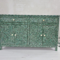 Grands meubles de rangement latéraux de style ange en résine vert sauge avec incrustations de nacre pour appartement de luxe, cuisine moderne et salon