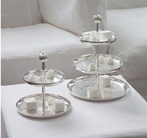 Présentoir à gâteaux de luxe en aluminium avec classique conçu pour les grands mariages, les événements haut de gamme et les célébrations élégantes - Product Image 1