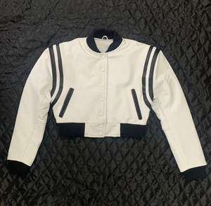 Chaqueta Bomber Varsity Formal de Diseño Personalizado para Mujer con Cuello Levantado Cuerpo de Cuero y Mangas de Invierno - Product Image 2