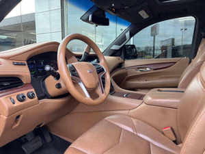 Cadillac Escalade ESV 4x4 Platinum 4 portes SUV d'occasion 2017, conduite à gauche, sièges en cuir, toit ouvrant, système de divertissement DVD, caméra de recul, LED - Product Image 3