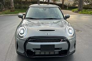 Mini Cooper S Hardtop 2023 de Aspecto Elegante, Transmisión Manual de 6 Velocidades, Motor Turbo de 4 Cilindros - Product Image 2