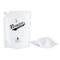 Pochette d'emballage souple avec bec verseur pour shampoing, 1500 ml (1,5 L), en PET noir/nylon/PE blanc, finition mate vernie, scellage robuste et refermable, 130 microns