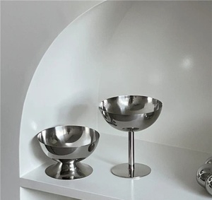 ถ้วยไอศกรีมขัดเงาสีเงินสวยงามสำหรับประสบการณ์ขนมสุดหรูงานเฉลิมฉลองบ้านและการจัดโต๊ะแบบโบราณ - Product Image 1