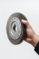 Brosse à fil métallique en acier inoxydable DIY OEM avec manche en fer, diamètre personnalisable pour le polissage des métaux et la préparation des surfaces (Inde)