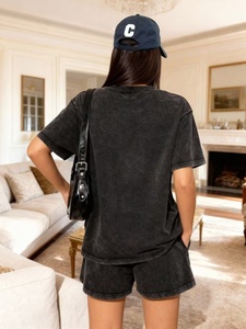 Ensemble deux pièces décontracté pour homme : T-shirt tricoté à col ras du cou et short imprimé nœud perlé, effet délavé, idéal pour l'été - Product Image 2