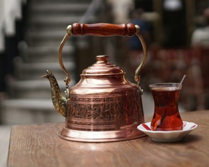 Théière élégante en métal martelé Dallah arabe en laiton avec couvercle design et poignée dorée idéale pour les ustensiles de cuisine et la vaisselle - Product Image 5