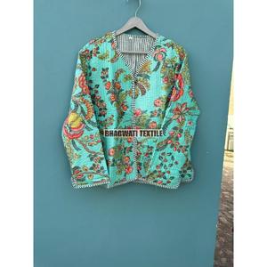 Última chaqueta tejida de algodón suave acolchada con estilo para damas bloque de mano impreso bordado transpirable en venta - Product Image 1