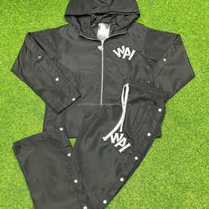 Chándal cortavientos de nailon con botón lateral personalizado OEM y ODM logotipo DTF conjunto de chaqueta y pantalón con cremallera de 2 piezas chándal cortavientos para hombre - Product Image 3