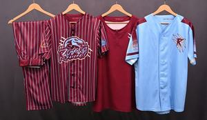 Ensemble de maillot et de pantalon de football personnalisé de haute qualité avec impression par sublimation respirante, design unisexe - Product Image 4