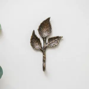 Crochet mural texturé en laiton antique en gros, design feuille, décoration rustique vintage, porte-manteau et porte-clés en métal pour la décoration de la maison - Product Image 2