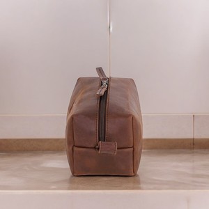 Bolsa de Viaje para Cosméticos Artha de Gran Capacidad, Elegante, de Cuero Crazy Horse con Patrón de Piedras, Cierre de Cremallera, Lujosa y Grande - Product Image 4