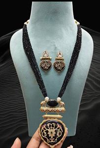 Gargantilla Kundan chapada en oro y conjunto de collar de latón con cuentas de perlas con pendientes joyería de moda para uso de boda - Product Image 2