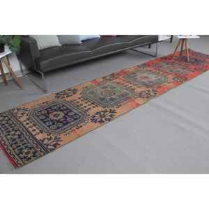 Alfombra Turca Vintage de 2.5x11.4 pies (77x347 cm), Alfombra Roja con Diseño Floral - Product Image 1