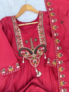 Ensemble de 3 pièces de dernière génération, Kurti Anarkali en soie romaine évasé avec pantalon droit et dupatta brodé - Product Image 4
