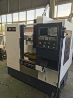 Centre d'usinage vertical haute vitesse VMC 300 avec commande CNC GSK et broche BT40 pour composants aérospatiaux, châssis automobiles et bases de moules