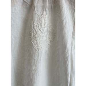 Traje de Baño Floral Empress Blanco sobre Blanco con Bordado - Product Image 4