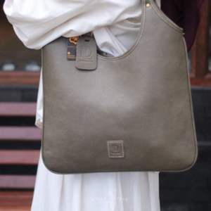 Bolso de hombro de cuero hecho a mano con forro verde contrastante para mujer, bolso de mano en color topo terroso de Indonesia - Product Image 1