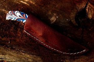 Couteau de chasse en acier damas fabriqué à la main, bord partiellement dentelé, manche en Corian, cuir léger multifonction - Product Image 6