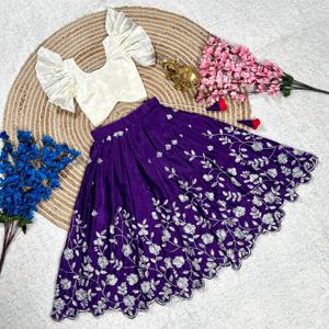 Traje de diseñador Evergreen estilo moderno suave Chinon Lehenga Choli con bordado trabajo indio exportador y proveedor a precio barato - Product Image 4