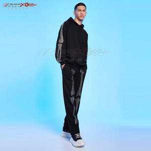 Chándal de dos piezas con diamantes de imitación para hombre con detalle pulido y bolsillos laterales funcionales Chándal de moda con diamantes de imitación para hombre - Product Image 2