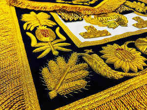 Delantal Masónico de Lujo Bordado a Mano, Piel de Cordero Premium, Regalia Personalizable con Logotipo y Diseño de Logia - Product Image 2