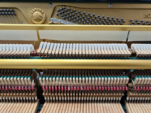 Piano Vertical Clásico Yamaha U1E, Importado de Japón, Artesanía Superior, Alta Calidad, Acabado Negro, Rendimiento Fluido - Product Image 6