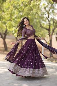 Lehenga choli หนังเทียมดีไซน์เนอร์สำหรับชุดเจ้าสาวอินเดียมีลายปัก - Product Image 4
