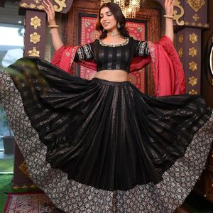 Nouveau mariage ethnique et vêtements de fête Malay Satin soie lourde séquence brodée Lehenga et Choli avec Dupatta brodé - Product Image 6