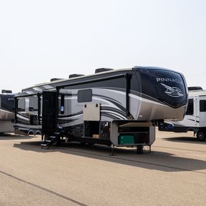 Remolque caravana estándar 4x4 todoterreno para acampar con nevera, capacidad para 4-6 personas, tamaño de 26 pies y 1 pulgada disponible. - Product Image 1