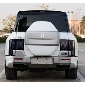 SUV Eléctrico de Lujo Blanco con Detalles Negros y Características de Diseño Moderno para una Experiencia de Conducción Premium - Product Image 2