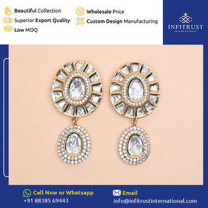Experts en vente de boucles d'oreilles Polki suspendues en plaqué or de qualité supérieure pour des occasions spéciales à un prix de marché abordable à vendre - Product Image 2