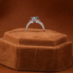 Anillo de compromiso de diamante cultivado en laboratorio de corte radiante azul personalizable 14KT oro sólido elegante de moda con certificado IGI - Product Image 4