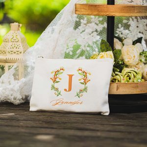 Pochette zippée personnalisée écologique, trousse de maquillage sur mesure avec fleur de naissance et nom, en toile de coton et fermeture en PVC polyester - Product Image 1