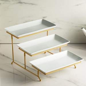 Exhibidor de Postres de Metal Blanco Ornamentado con Base Tallada para una Hermosa Presentación de Postres en Mesas de Fiesta y Bodas - Product Image 5