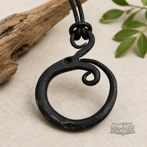 Colgante Circular de Hierro Forjado a Mano con Espiral, Estilo Martillo Oscuro, Joyería de Metal Antiguo, Artículo de Colección Artístico - Product Image 1