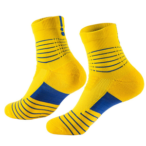 Calcetines deportivos hechos a medida al por mayor, suaves y de secado rápido con logotipo en la parte inferior, último diseño hecho en Pakistán - Product Image 1