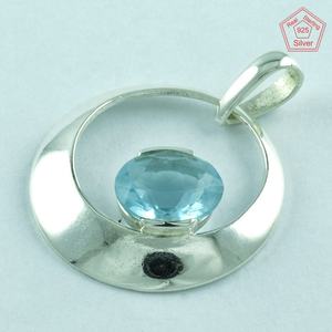 Vente en gros pendentif en pierre de topaze bleue en argent sterling 925 avec motif de style religieux unique direct inde pendentifs à breloques fines - Product Image 1