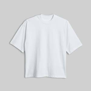Camiseta Oversize Boxy 1016 con Diseño Estampado en Blanco y Serigrafía - Product Image 1