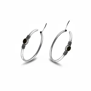 Boucles d'oreilles créoles argentées pour femmes, à porter au quotidien, avec pierre noire, design tendance - Product Image 2