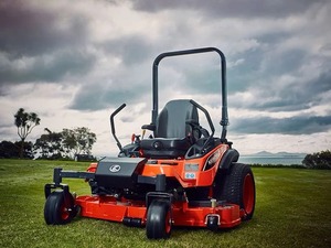 Kubota Lawn Tractor Red 4WD Gear Drive High Safety <b>Level</b> - Product Image 4