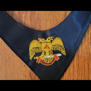 Corbata Negra Masónica con Bordado a Mano del 32º Grado - Product Image 2