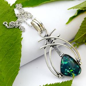 Collar con colgante triangular vanguardista moderno de Latón chapado en oro de 18 quilates para colecciones de estilo callejero y colgantes finos - Product Image 1