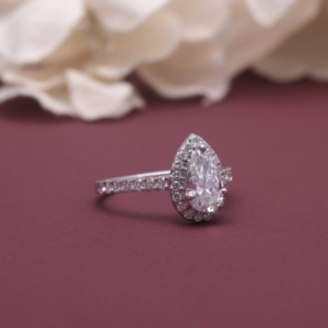 Bague de fiançailles avec halo de diamants en forme de poire, certifiée IGI, cultivée en laboratoire, or blanc/rose et or jaune 9 carats, diamant en forme de poire - Product Image 2