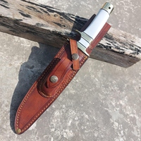 Couteau de camping artisanal, lame en acier carbone, bord partiellement dentelé, manche en résine blanche, étui en cuir, multifonction